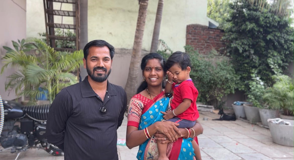 “ही माझी मुलगी आहे…” सुभाषबापूंच्या या एका वाक्यामागची गोष्ट! लोकमंगल फाउंडेशनच्या सर्वधर्मीय सामुदायिक विवाह सोहळ्यातून सुरू झालेला सहजीवनाचा प्रवास आणि संस्थापक अध्यक्ष सुभाषबापू देशमुख यांच्या जिव्हाळ्याच्या नात्याची कहाणी