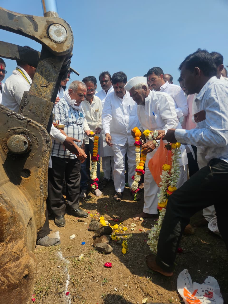 ‘गाव विकणे आहे!’ या हाकेला लोकमंगलची साथ; तुळशीच्या शिवारात जलसंधारणाच्या कामाला सुरुवात आमदार सुभाष बापू देशमुख यांचा पुढाकार; लोकमंगल फाउंडेशनच्या ‘जलसंधारण’ प्रकल्पातून पाणीटंचाईवर कायमस्वरूपी उपाय करण्याचा प्रयत्न